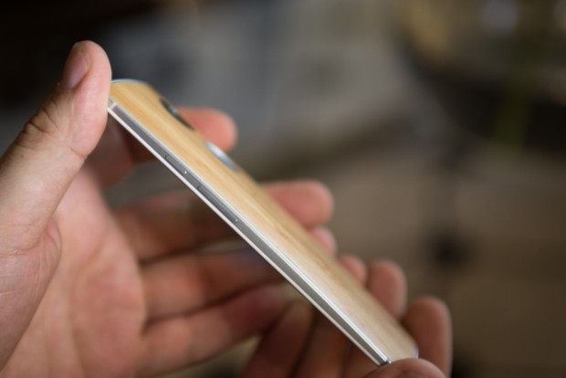 Wie sein Vorgänger liegt das neue Moto X aufgrund der geschwungenen Rückseite gut in der Hand. (Bild: Fabian Hamacher/Golem.de)